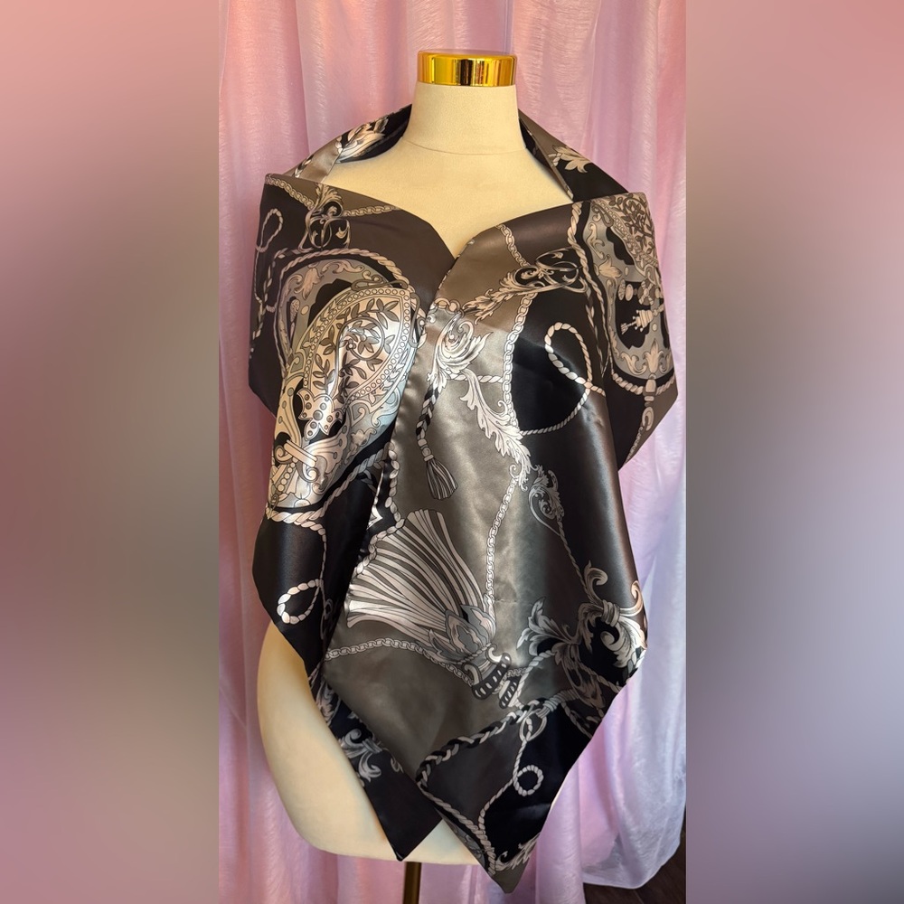 Dennis Basso Chain Pattern Scarf in Black and Gray
